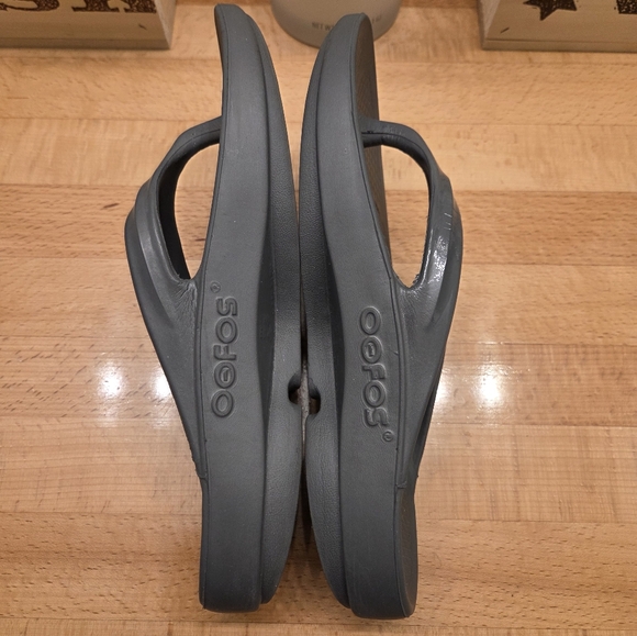 Oofos OOlala Sandals Womens 9 Gray/Silver Recovery Thong Flip Flop Comfort - Picture 6 of 9
